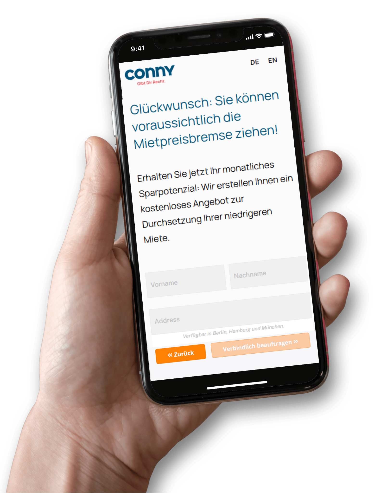 Mieterin schaut in Hamburg am Hafen aufs Handy